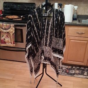 Vince Camuto Black and Cream Patterned Kimono